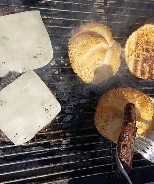 Boste pekli burgerje? Kdaj morate dodati sir na pleskavico?