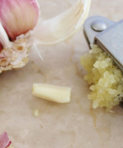 Kako način sekljanja spremeni okus česna? To vas bo presenetilo!