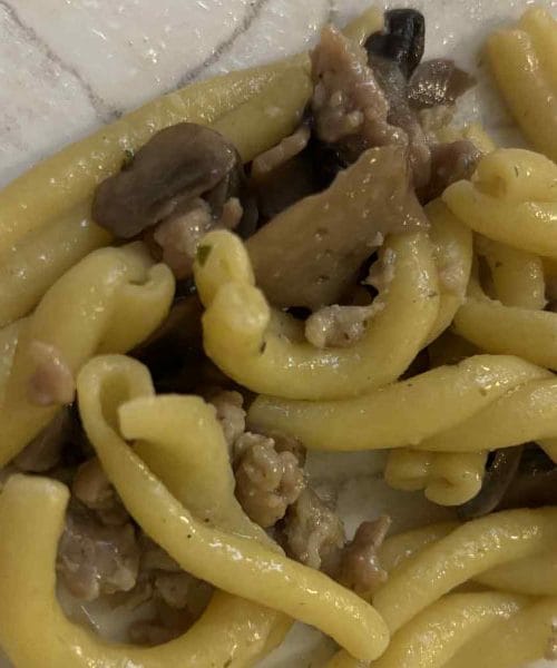 Strozzapreti z mletim mesom in gobami navdušujejo tudi slovenske kuharje
