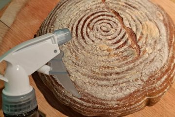 Kruh po peki pošpricajte in pokrijte s krpo, navdušeni boste