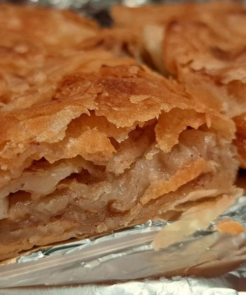 Tako zavijte jabolčni štrudl, da bo v pekaču zavzel najmanj prostora