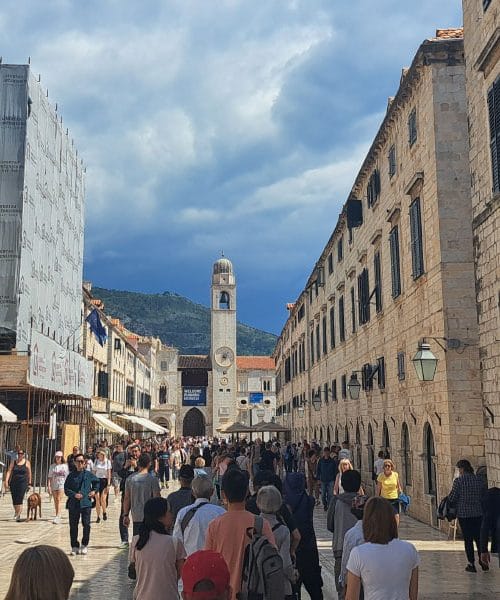 Dubrovnik uvaja sistem rezervacij za mestne zidine: prihodnost turizma med zidovi