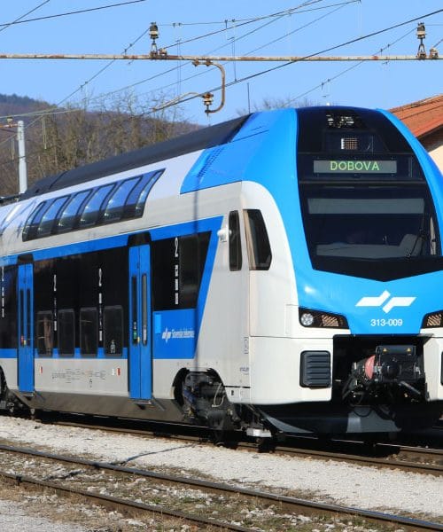 Šest od desetih prebivalcev Slovenije se lani ni peljalo z avtobusom ali vlakom