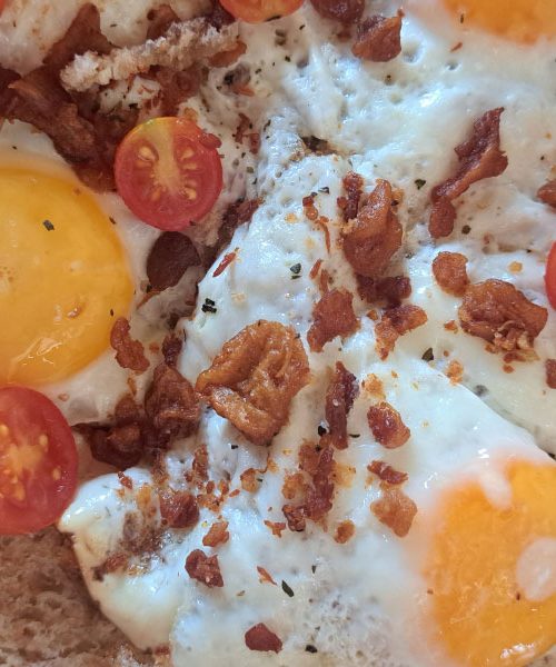 Zajtrk, ki združuje tradicijo in sodobnost: ocvirki, jajca in polnozrnat toast