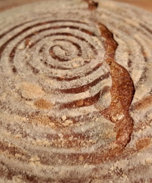 Zarezovanje kruha pred peko je pomemben korak do popolne skorje