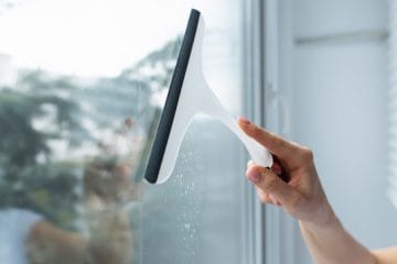 Steklena vrata v prhi bodo spet sijoča: presenetljivo pomaga prav to čistilo