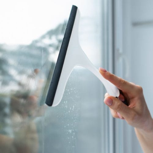 Steklena vrata v prhi bodo spet sijoča: presenetljivo pomaga prav to čistilo