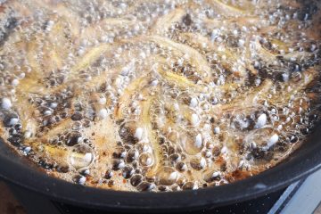 Zato vam olje brizga iz ponve – in kako to preprečiti enkrat za vselej