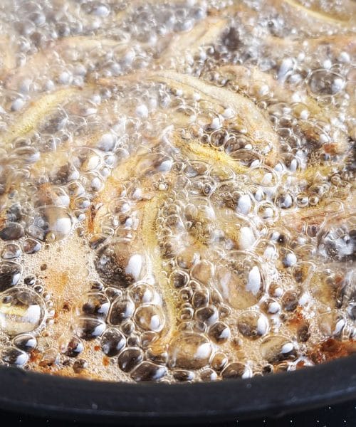 Zato vam olje brizga iz ponve – in kako to preprečiti enkrat za vselej