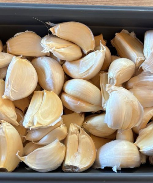 Shranjevanje česna v kartonu za jajca – trik, ki ohrani svežino več mesecev