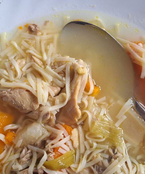 Skrivnost popolne domače juhe se skriva v enem koraku – tega nikar ne preskočite