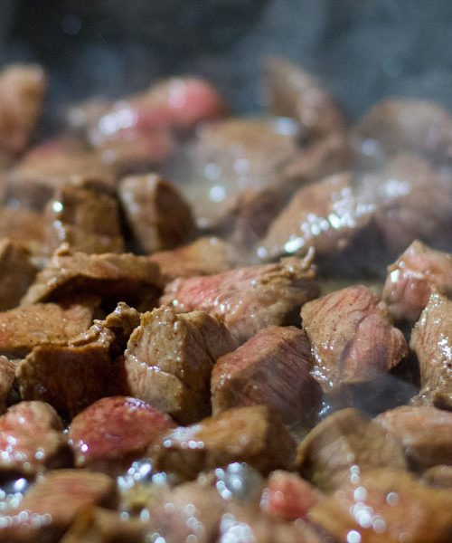 Zakaj se govedina ne zapeče tako, kot bi si želeli? To napako delajo številni kuharji