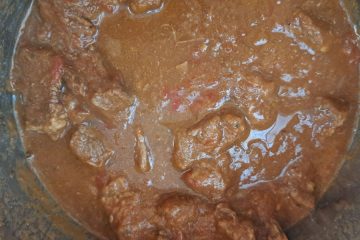 Ko se v loncu srečata Francija in jesen: recept za goveji golaž s kostanji