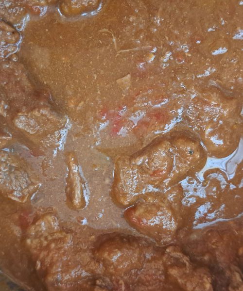 Ko se v loncu srečata Francija in jesen: recept za goveji golaž s kostanji