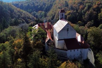 Grad Pišece – skriti biser sredi posavskih gozdov, ki ohranja svoje skrivnosti