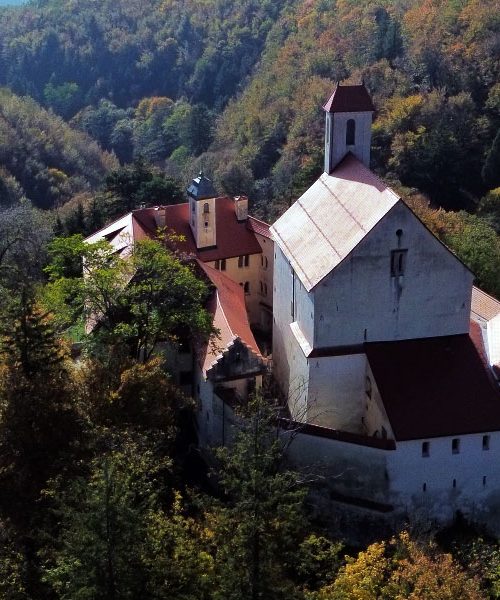 Grad Pišece – skriti biser sredi posavskih gozdov, ki ohranja svoje skrivnosti