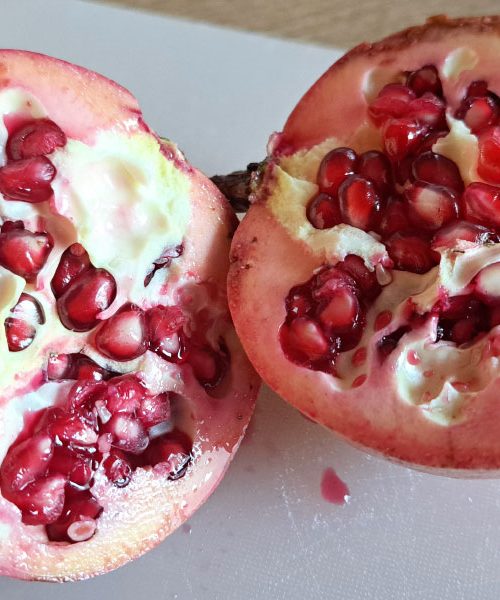 Kako očistiti granatno jabolko, ne da bi pri tem vse popackali?