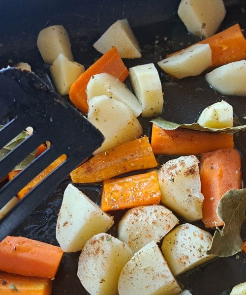 Kdaj dodati začimbe k krompirju in korenčku, da bosta v pečici popolna?