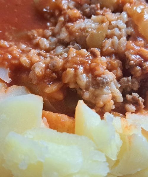 Polnjene paprike: Najprej skuhajte meso, nato ga dodajte v papriko