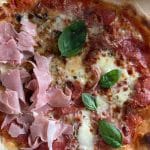 Kuhan pršut na že pečeni pici