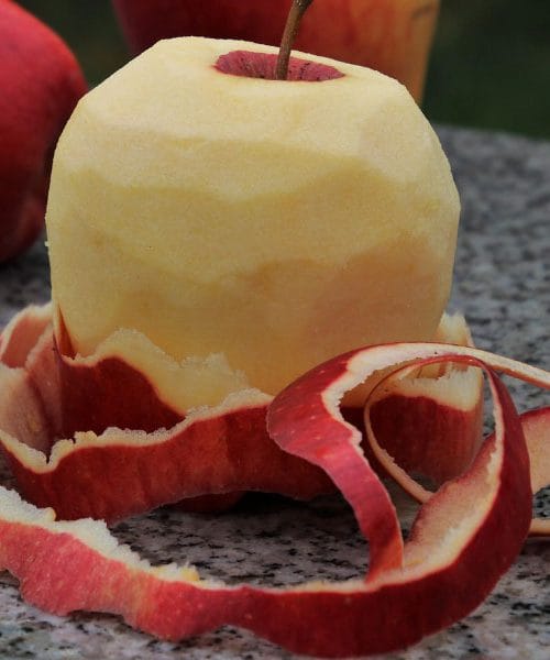 Ne zavrzite jabolčnih olupkov – štirje preprosti načini, kako jih lahko pametno uporabite