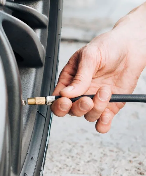 Zakaj avtomehaniki priporočajo, da naj bodo gume napolnjene z 2,8 bara