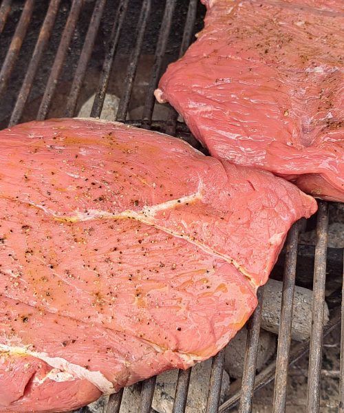 Napaka, ki jo dela večina: meso za žar vedno vzemite iz hladilnika pravočasno