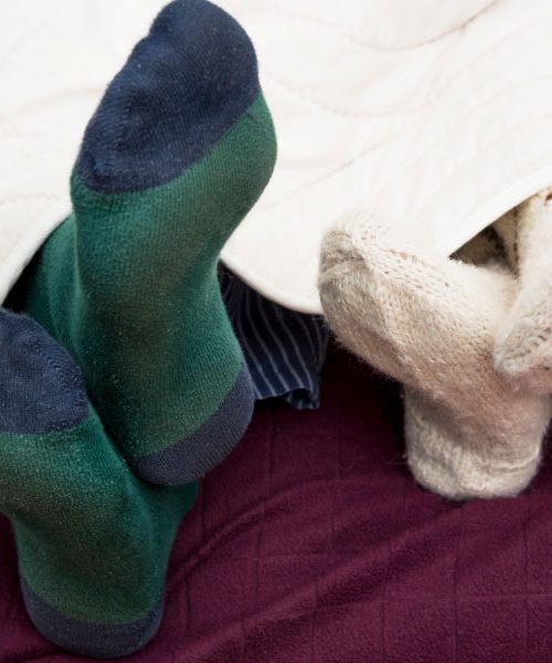 Stari nasvet, ki pomaga, če vas ponoči zebe v noge