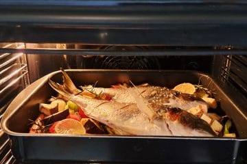 Rešetke v pečici niso vedno na pravem mestu: ta napaka pokvari piškote, kruh in pico