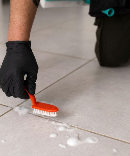 Ta stara metoda čiščenja tal vrača sijaj brez drage kemije