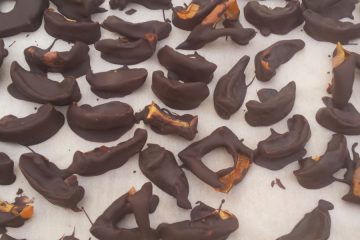 Posušeni kakiji v čokoladi – preprosta jesenska poslastica, ki navduši z okusom