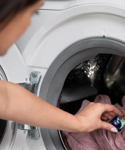 Nočno pranje perila: se splača ali ne, in zakaj ni dobro, da ostane v bobnu do jutra