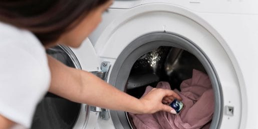 Nočno pranje perila: se splača ali ne, in zakaj ni dobro, da ostane v bobnu do jutra