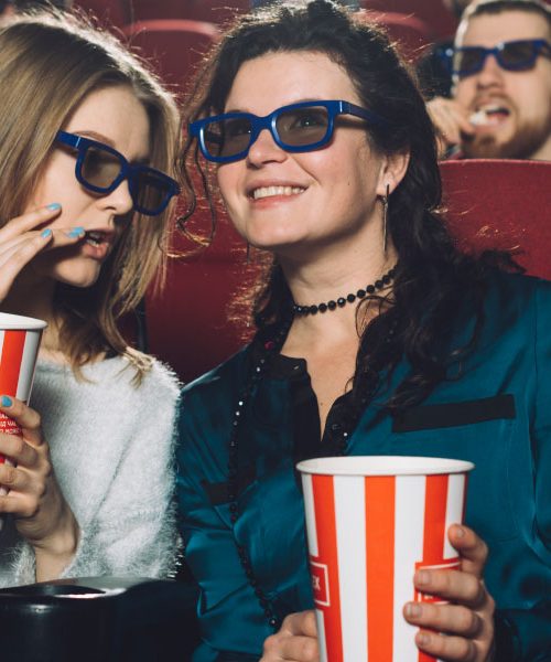 Najpogostejše napake v kinu, ki motijo vse okoli vas – in jih morda delate tudi sami