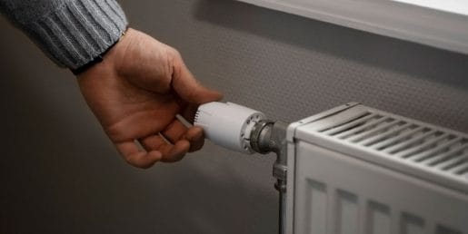 Radiator je zgoraj topel, spodaj pa hladen: kdaj gre za težavo in kaj lahko storite?