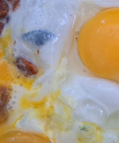 Najboljši način, kako razbiti jajca, da se ne bodo razlila po ponvi