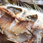 Ribe v pečici, scvrta koža