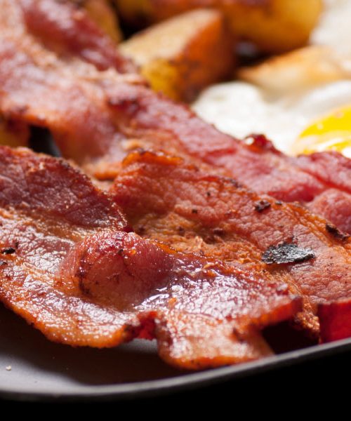 Hladna ali vroča ponev za slanino? Ta trik bo spremenil vaše kuhanje