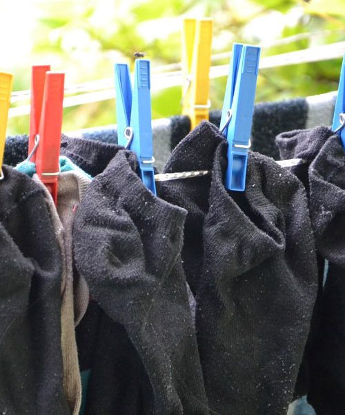 Najcenejši načini za sušenje perila v stanovanju – brez sušilnega stroja in vlage