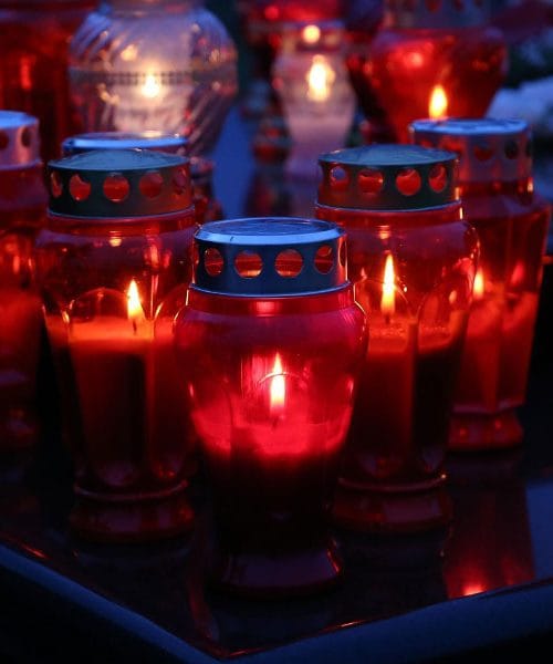 1. november nekoč in danes – spomin, tišina in jesenski vonj po vosku