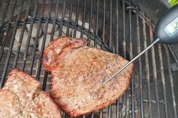 Mnogi delajo to napako pri pečenju mesa – rezultat je suh krožnik