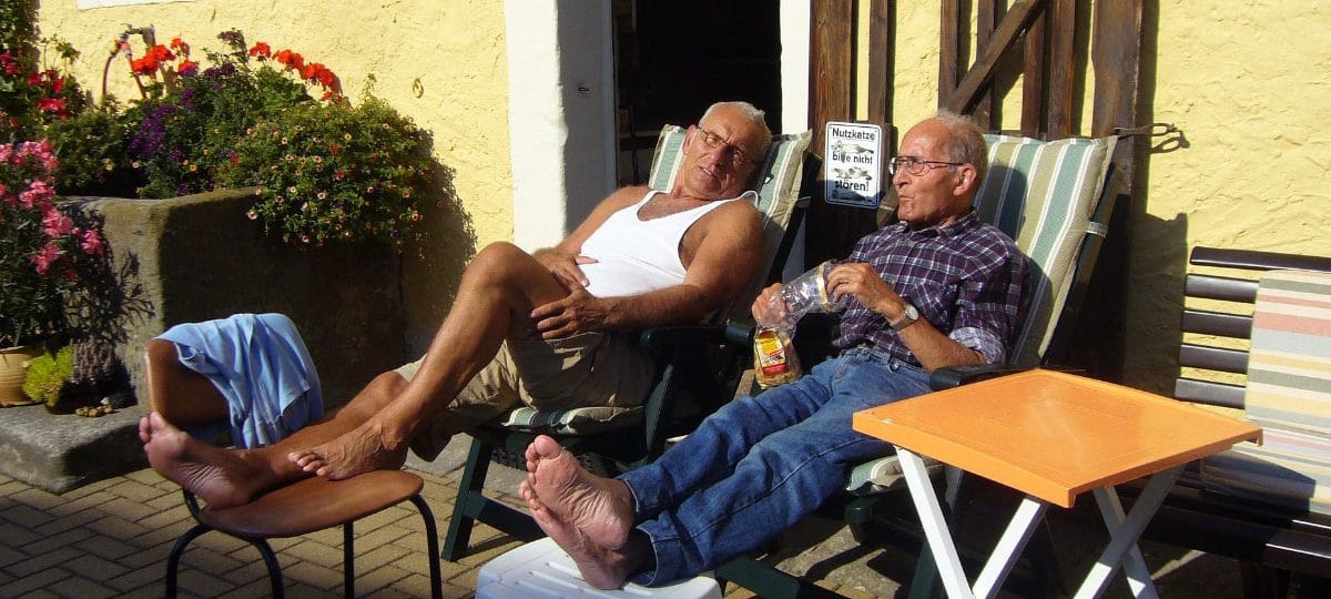 Telo po 65. letu vročino prenaša drugače: znak, da je čas za senco, ne za vztrajanje