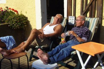 13 vsakodnevnih navad, ki vas po 50. letu skrivaj postarajo – in kako jih popraviti