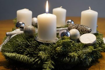 Adventni venčki 2025 prinašajo sveže ideje in nov pogled na praznično ustvarjanje