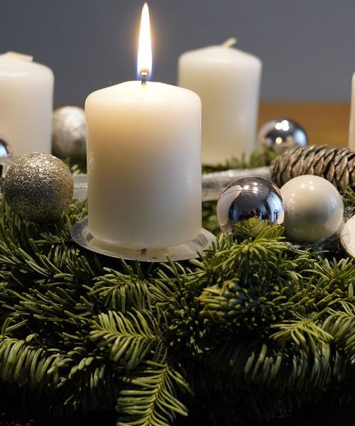 Adventni venčki 2025 prinašajo sveže ideje in nov pogled na praznično ustvarjanje