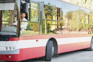 Veste, česa nikoli ne smete narediti, če ima avtobus z otroki vklopljene vse štiri smernike?