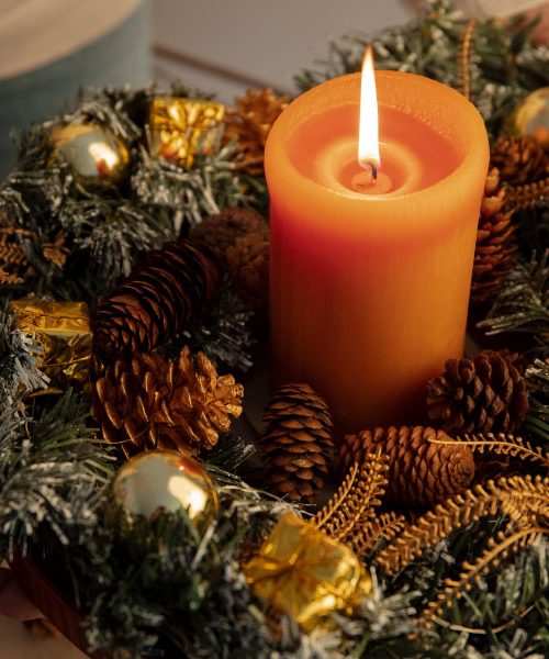 To je barva adventnega venčka, ki prinaša pravo energijo v dom