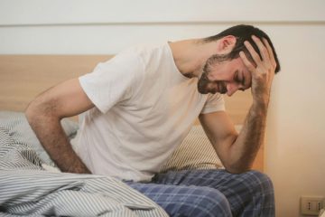 Če vas pozimi boli križ, preverite to navado pri oblačenju