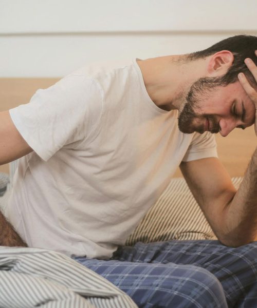 Če vas pozimi boli križ, preverite to navado pri oblačenju