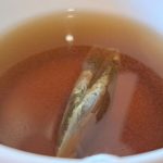 Čajna vrečka v vodi